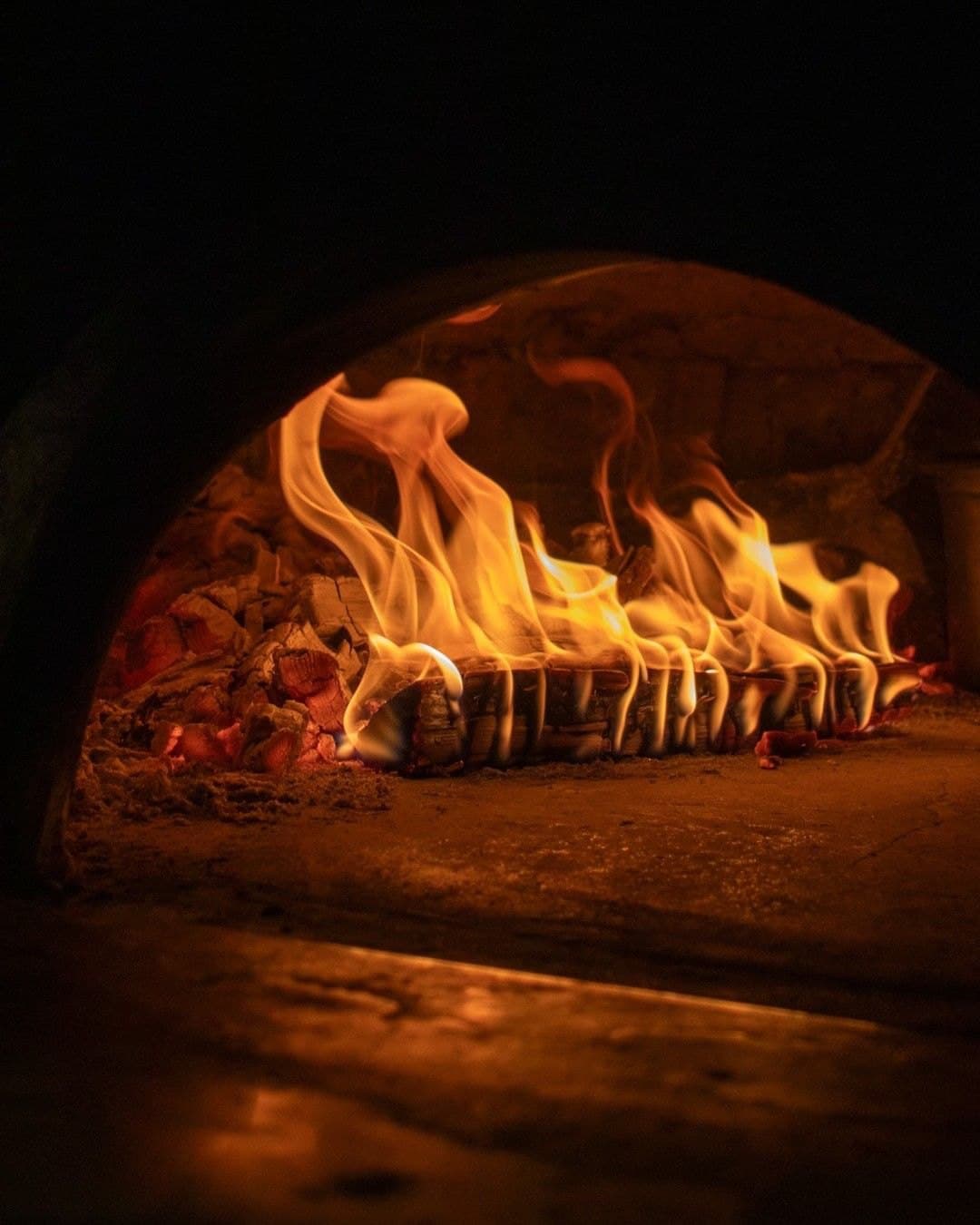 Fuoco acceso nel forno a legna